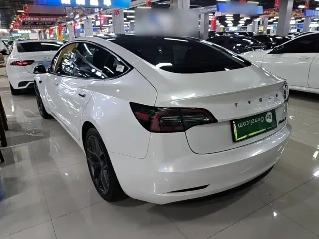 Tesla Model 3 — Фото автомобиля 4