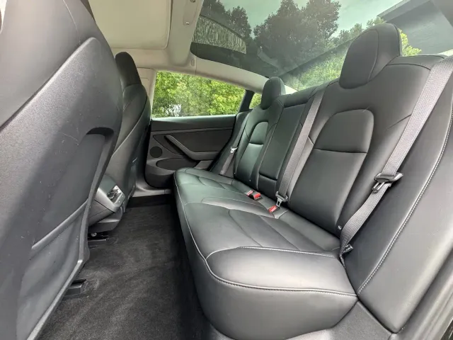 Tesla Model 3 — Фото автомобиля 10