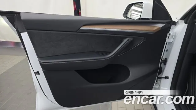 Tesla Model Y — Фото автомобиля 24