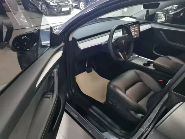 Tesla Model Y — Фото автомобиля 15