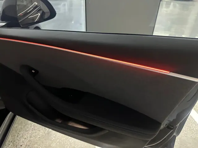 Tesla Model 3 — Фото автомобиля 8