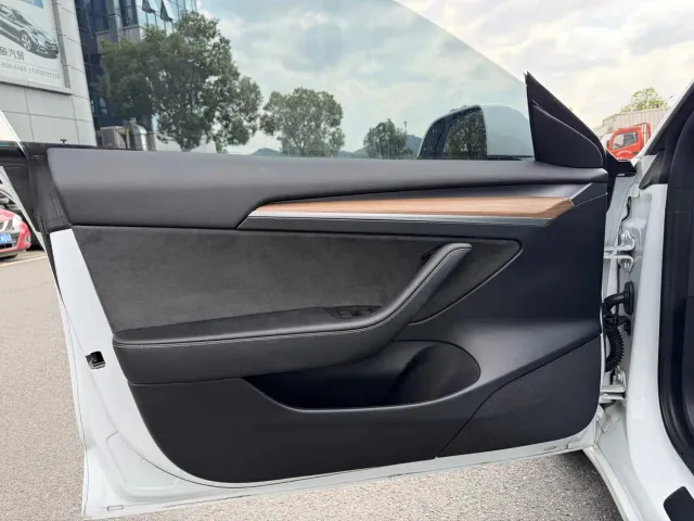 Tesla Model 3 — Фото автомобиля 5