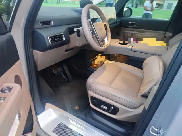 Li Auto MEGA — Фото автомобиля 12