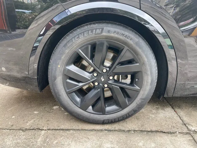 Li Auto Li L8 2023 Pro — Фото автомобиля 14