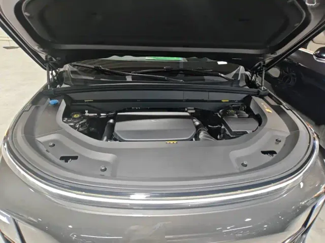Li Auto L8 — Фото автомобиля 19