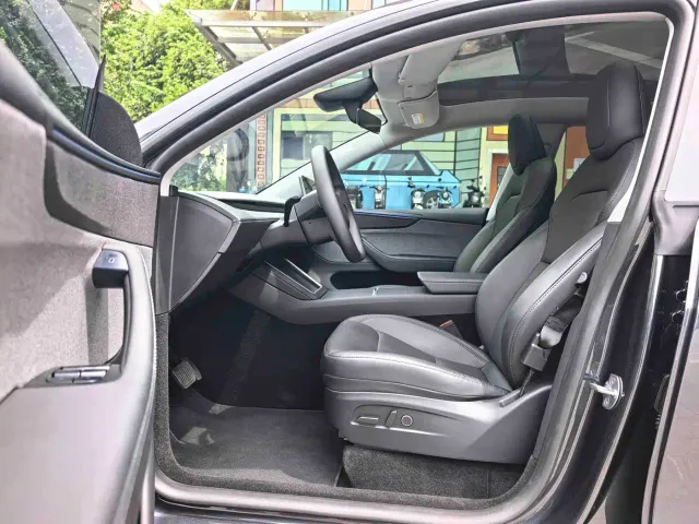 Tesla Model Y — Фото автомобиля 4