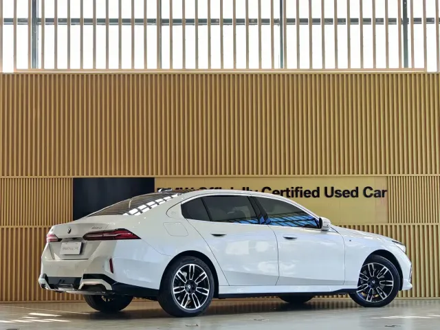 BMW 5 Series — Фото автомобиля 4