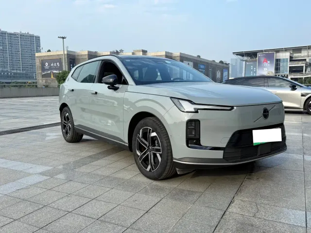Volvo XC70 Plug-in Hybrid — Фото автомобиля 3