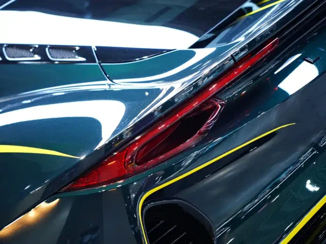 Lotus Emira — Фото автомобиля 7