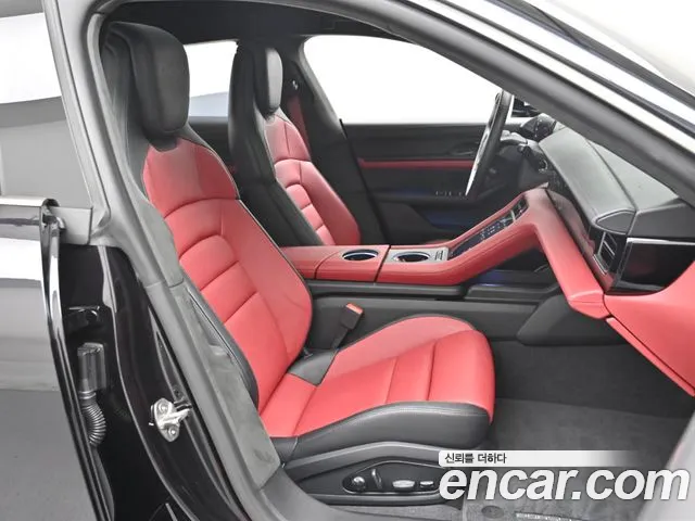 Porsche Taycan — Фото автомобиля 10