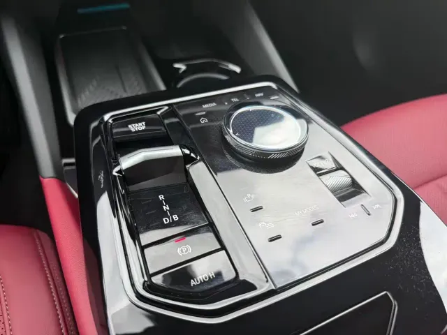 BMW i5 — Фото автомобиля 9