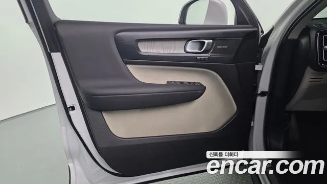 Volvo XC40 — Фото автомобиля 24