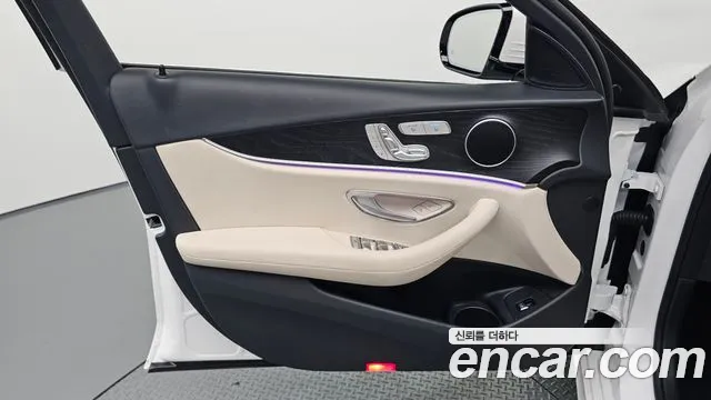 Mercedes-Benz E-Class — Фото автомобиля 24