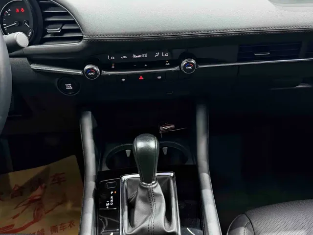 Mazda Axela — Фото автомобиля 12