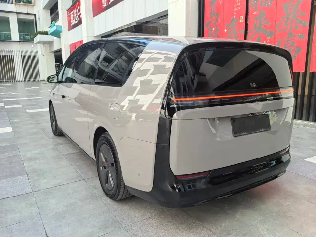 Li Auto MEGA — Фото автомобиля 11