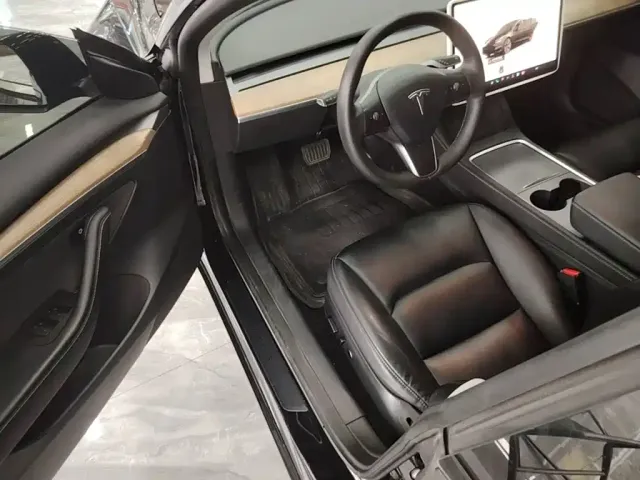 Tesla Model 3 — Фото автомобиля 15
