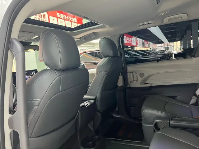 Toyota Sienna — Фото автомобиля 11