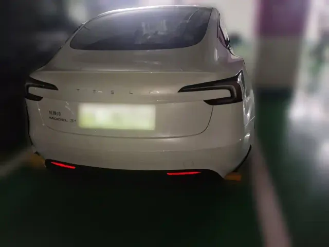 Tesla Model 3 — Фото автомобиля 3