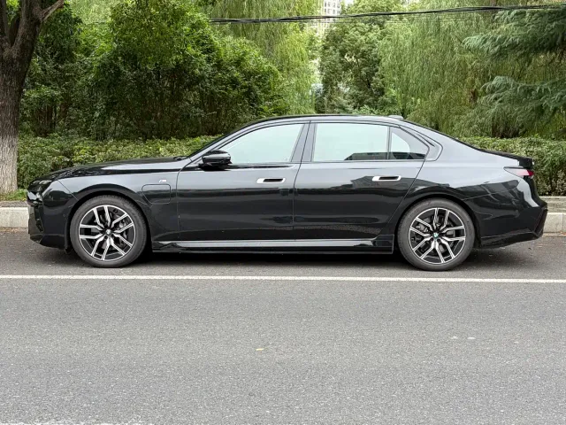 BMW i7 — Фото автомобиля 3