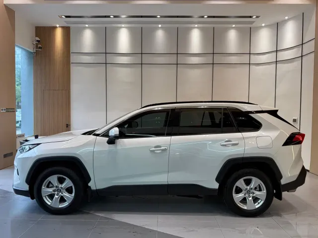 Toyota RAV4 — Фото автомобиля 4