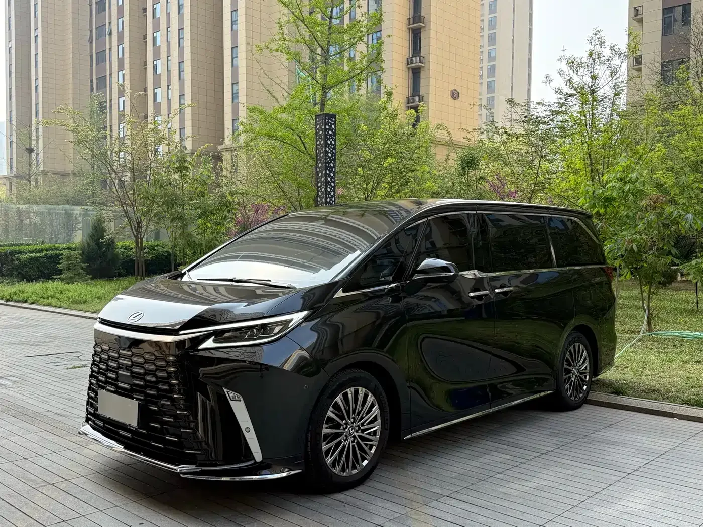 Lexus Lexus LM 2023 500h 6-Seater Prestige Edition — Фото автомобиля 2