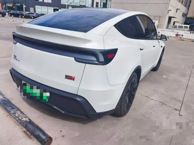 Tesla Model Y — Фото автомобиля 10