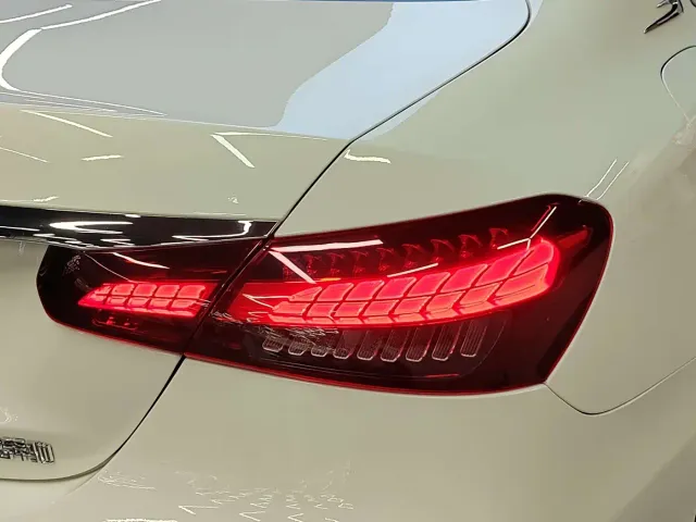 Mercedes-Benz E-Class — Фото автомобиля 16