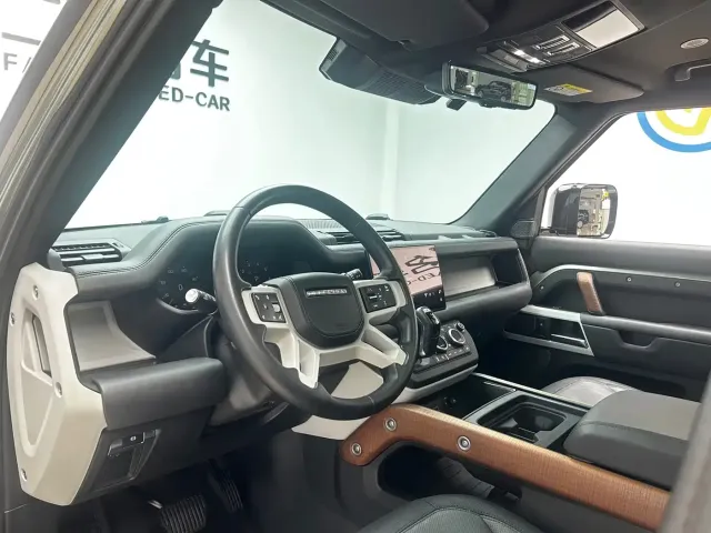 Land Rover Defender — Фото автомобиля 7
