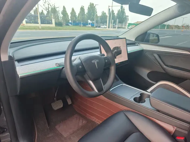 Tesla Model Y — Фото автомобиля 5