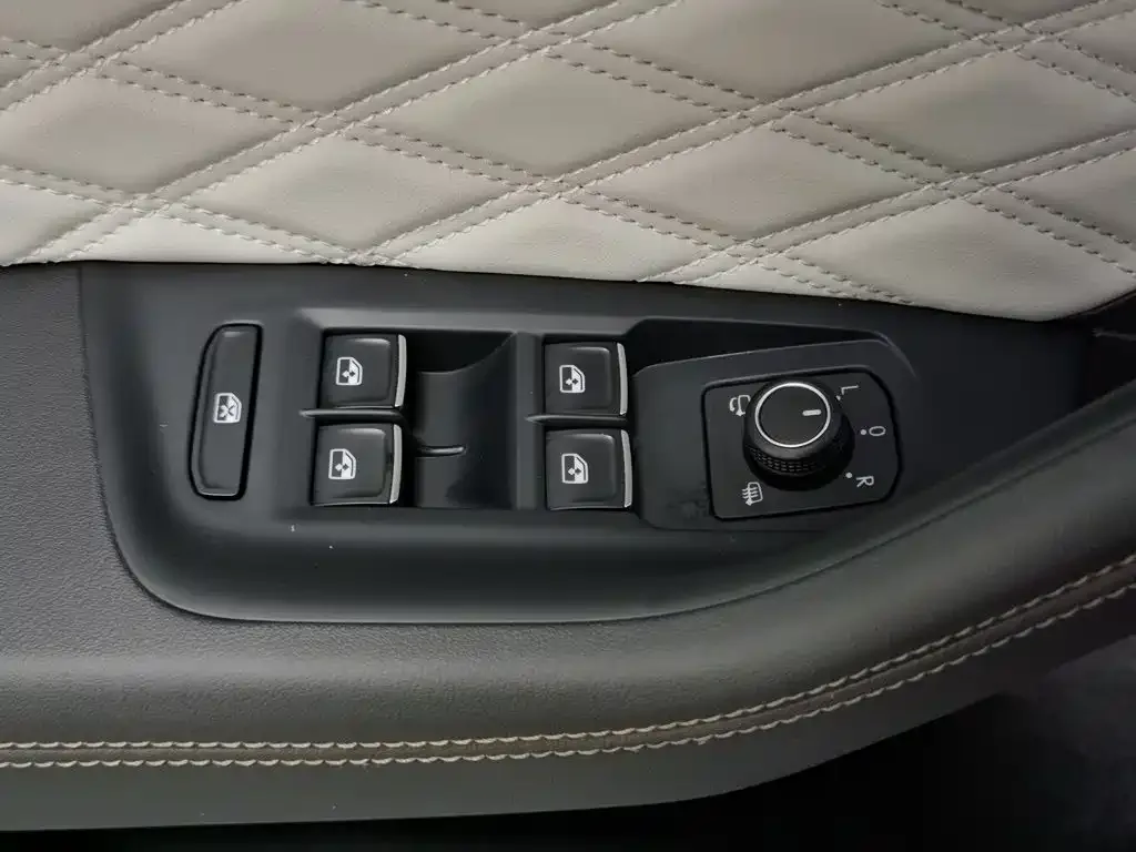 Volkswagen Magotan 2023 Model 2 Million Commemorative Edition 330TSI DSG Luxury — Фото автомобиля 9