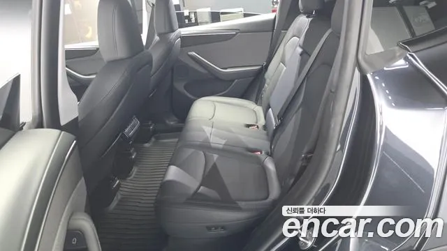 Tesla Model Y — Фото автомобиля 12