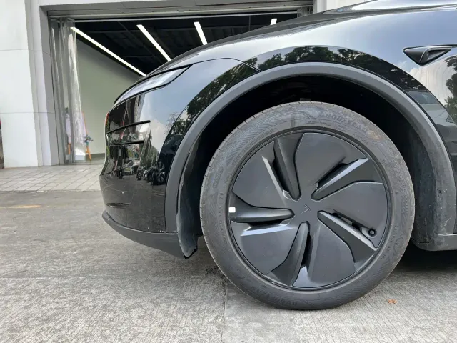 Tesla Model Y — Фото автомобиля 16
