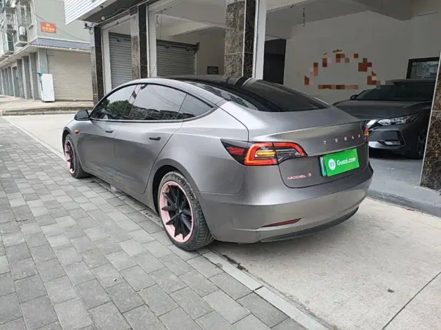 Tesla Model 3 — Фото автомобиля 4