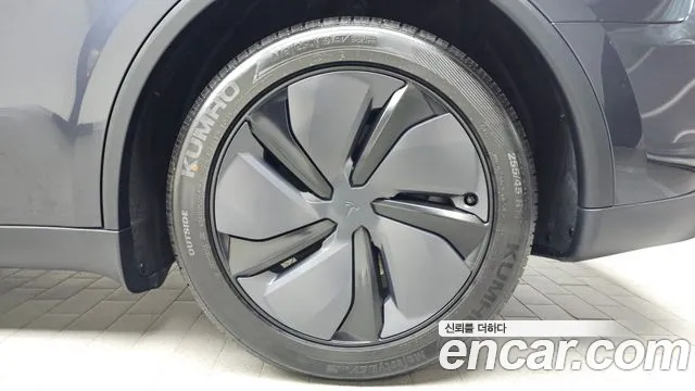 Tesla Model Y — Фото автомобиля 20