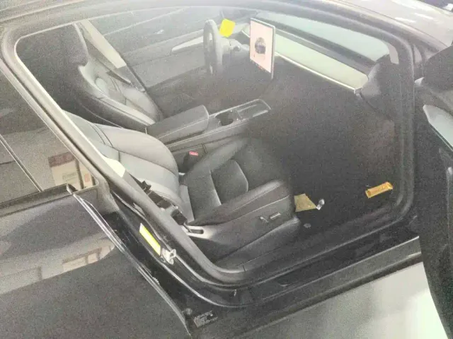 Tesla Model Y — Фото автомобиля 13