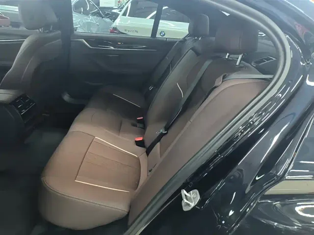 BMW 5 Series — Фото автомобиля 16