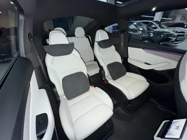 Tesla Model Y L — Фото автомобиля 15