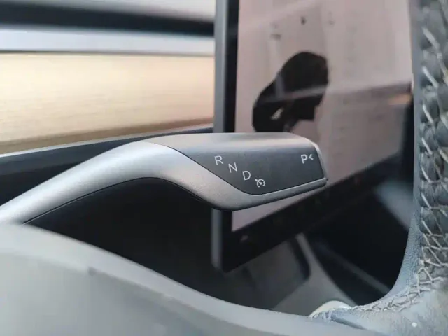 Tesla Model Y — Фото автомобиля 13