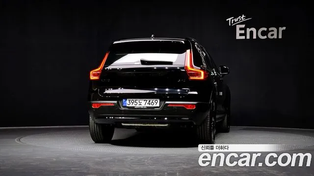 Вольво XC40 B4 Black Edition — Фото автомобиля 4