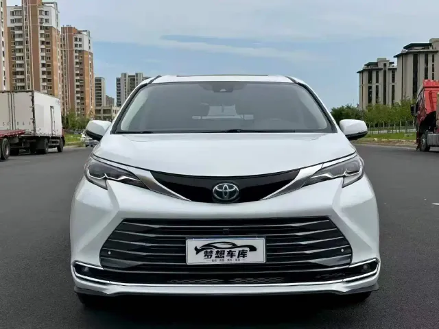 Toyota Sienna — Фото автомобиля 2
