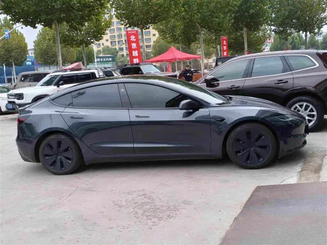 Tesla Model 3 — Фото автомобиля 3
