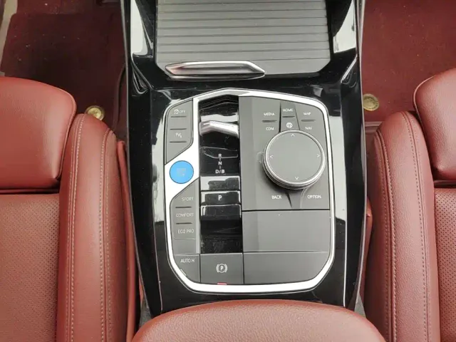 BMW iX3 — Фото автомобиля 13
