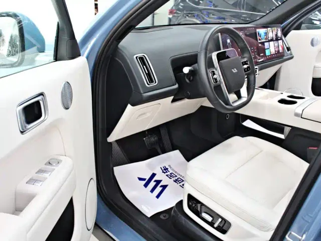 Li Auto L8 — Фото автомобиля 4