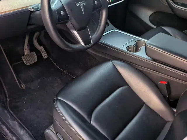 Tesla Model Y — Фото автомобиля 4