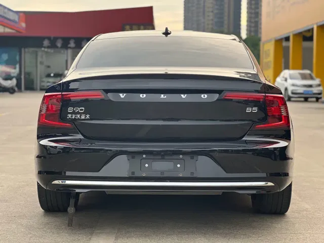 Volvo S90 — Фото автомобиля 29