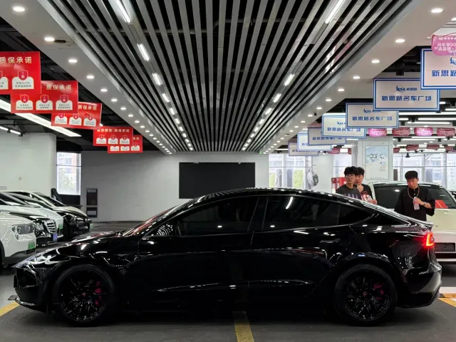 Tesla Model 3 — Фото автомобиля 7