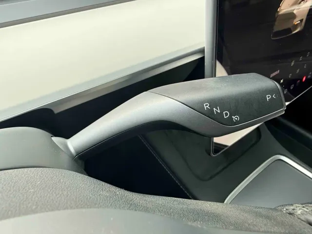 Tesla Model Y — Фото автомобиля 17