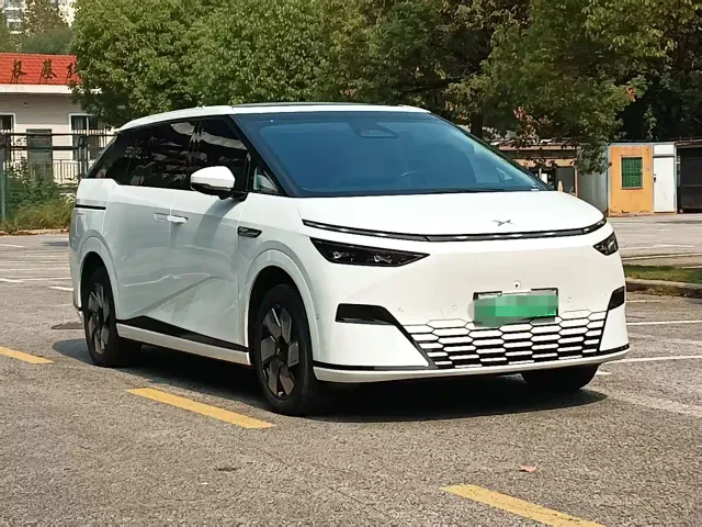 Xpeng X9 — Фото автомобиля 3