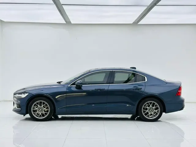 Volvo S60 — Фото автомобиля 4
