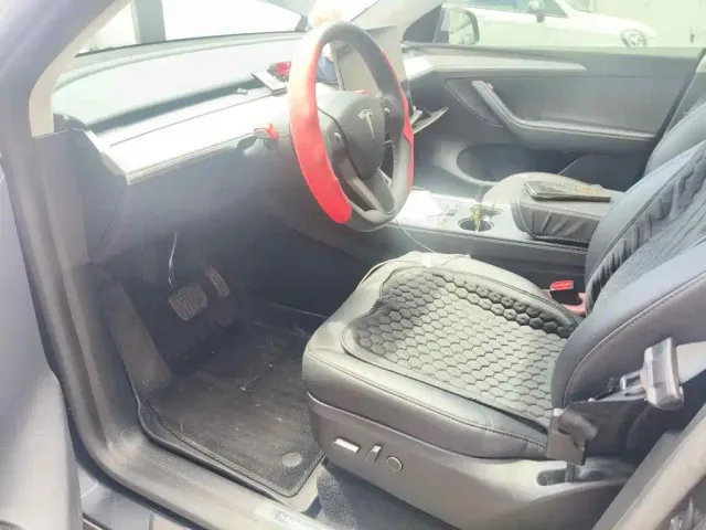 Tesla Model Y — Фото автомобиля 8